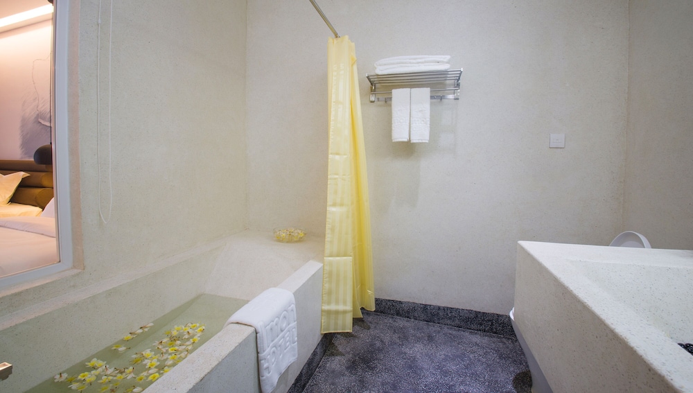 Almond Bassac River Hotel 45/49
