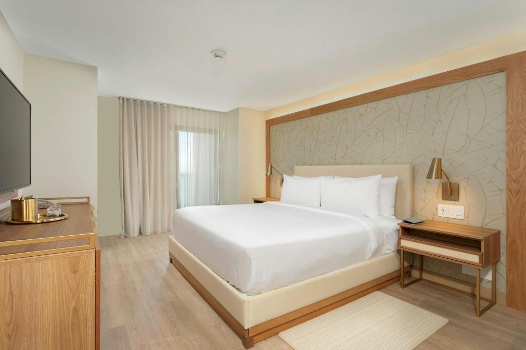 Island, Guest Room, King Bed, Ocean Front, Beach View, Balcony