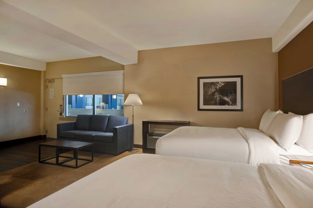 Junior Suite, 2 Queen Beds, Pool Side
