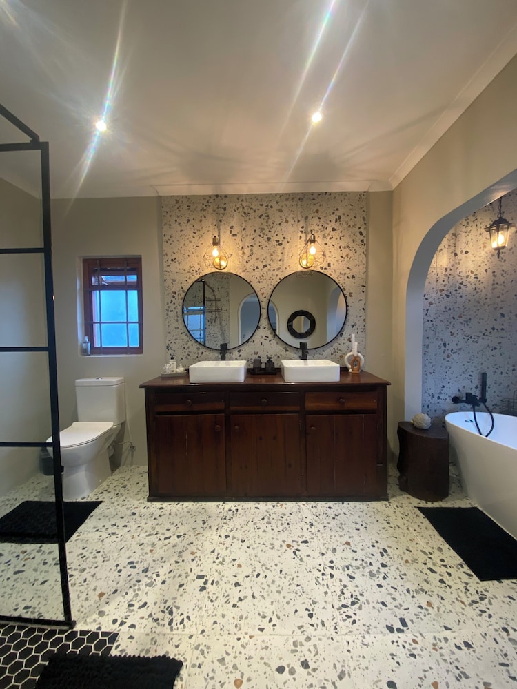 Dolphin Circle Bed and Breakfast 3/50