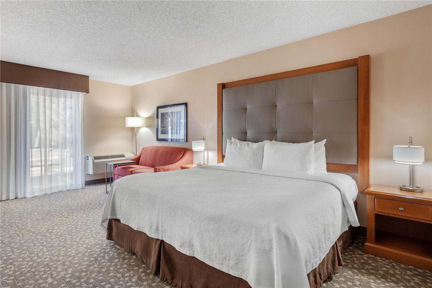 غرفة بسرير كينج في الطابق الأرضي، Best Western Plus Oak Harbor Hotel & Conference Center 2/3