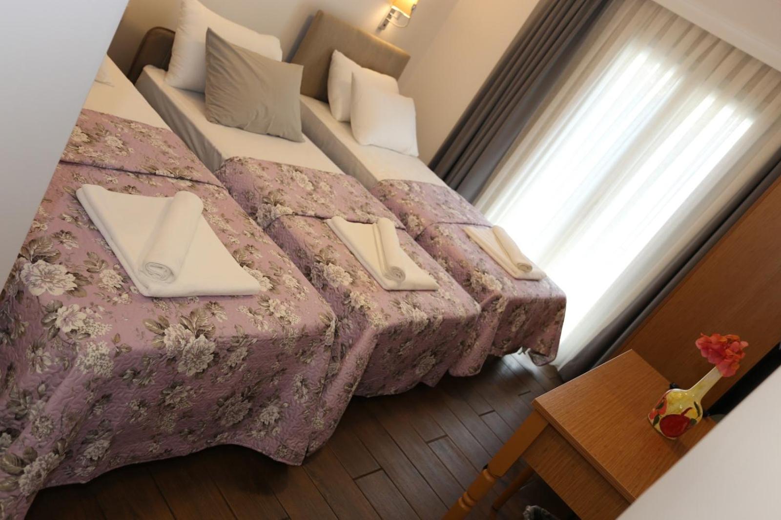 غرفة ثلاثية، Atacesme Hotel 4/10