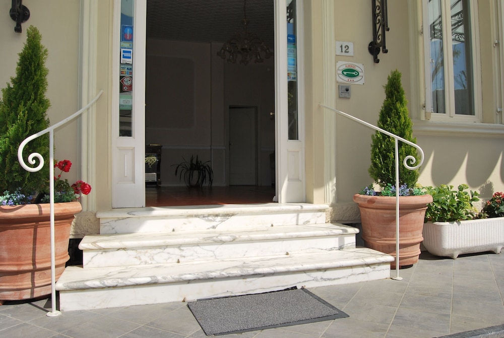 Coluccini Hotel 2/33