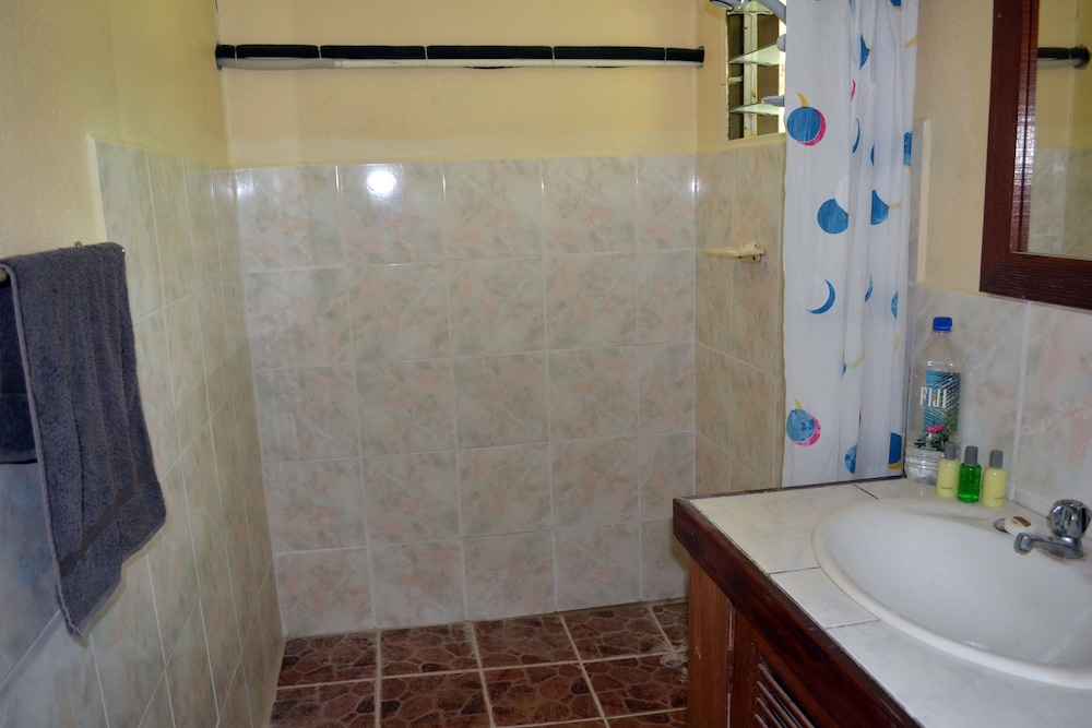 Ratu Kini Backpackers & Dive Resort 62/67