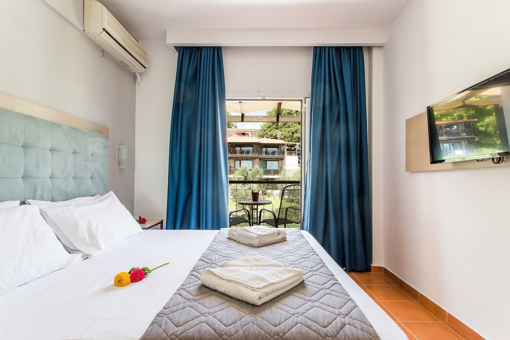 CORAL BLUE BEACH HOTEL 48/78