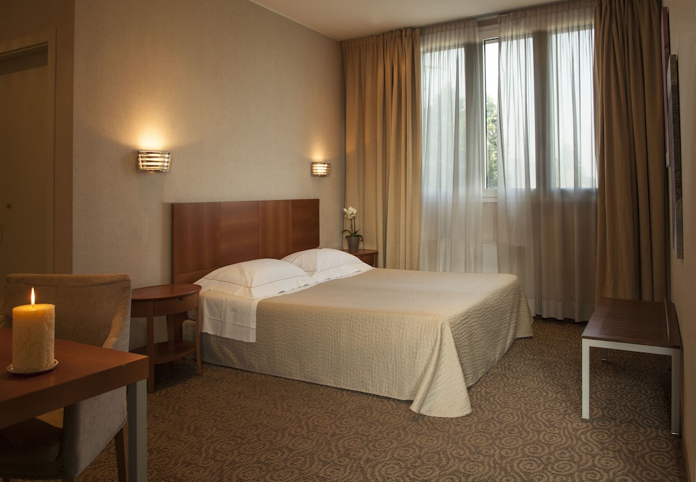Hotel Cora 6/30
