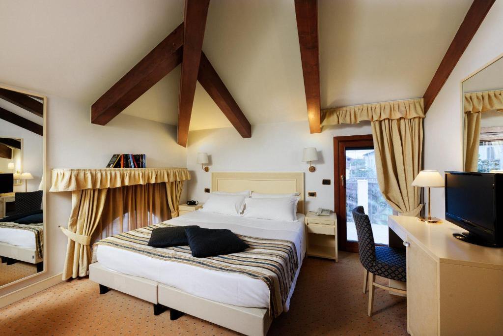 SUPERIOR, DOUBLE OR TWIN BED