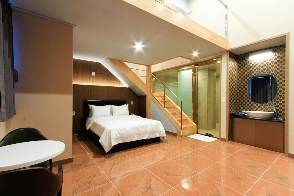 The King Hotel 50/50