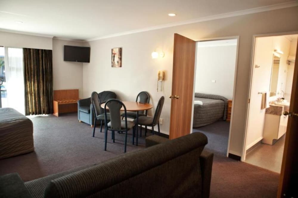 Grove Park Motor Lodge 54/74
