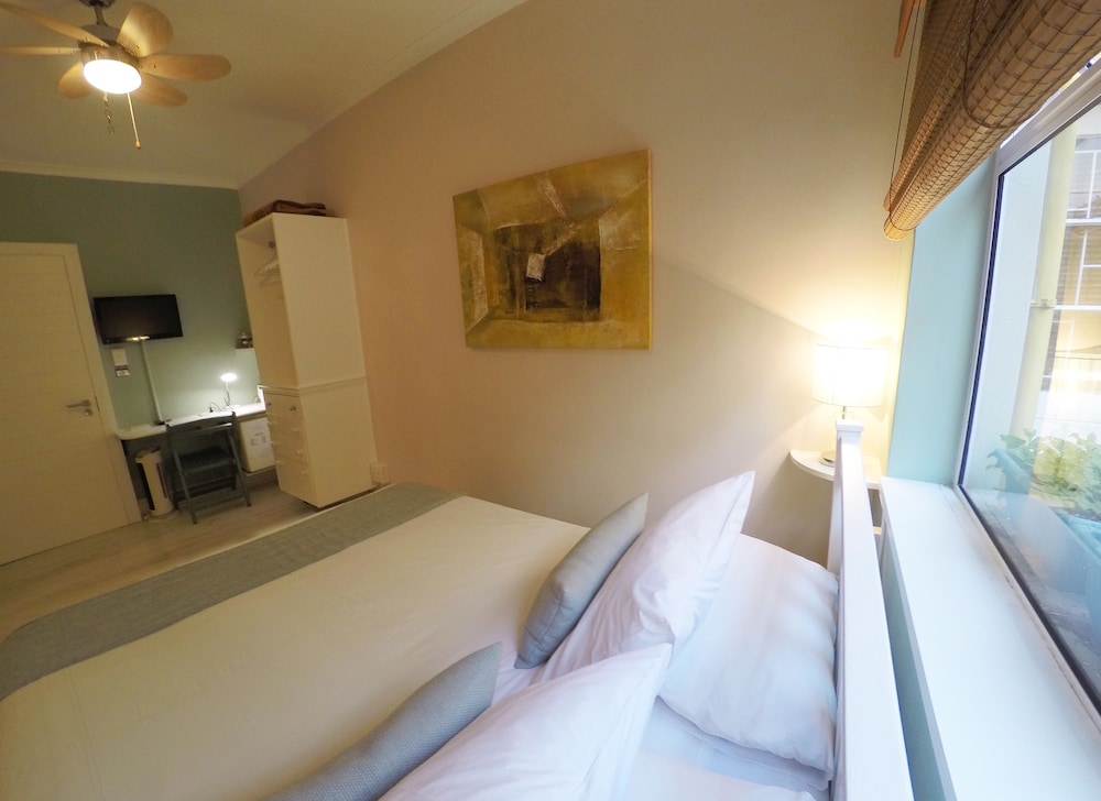 Dolphin Inn Guest House 34/74