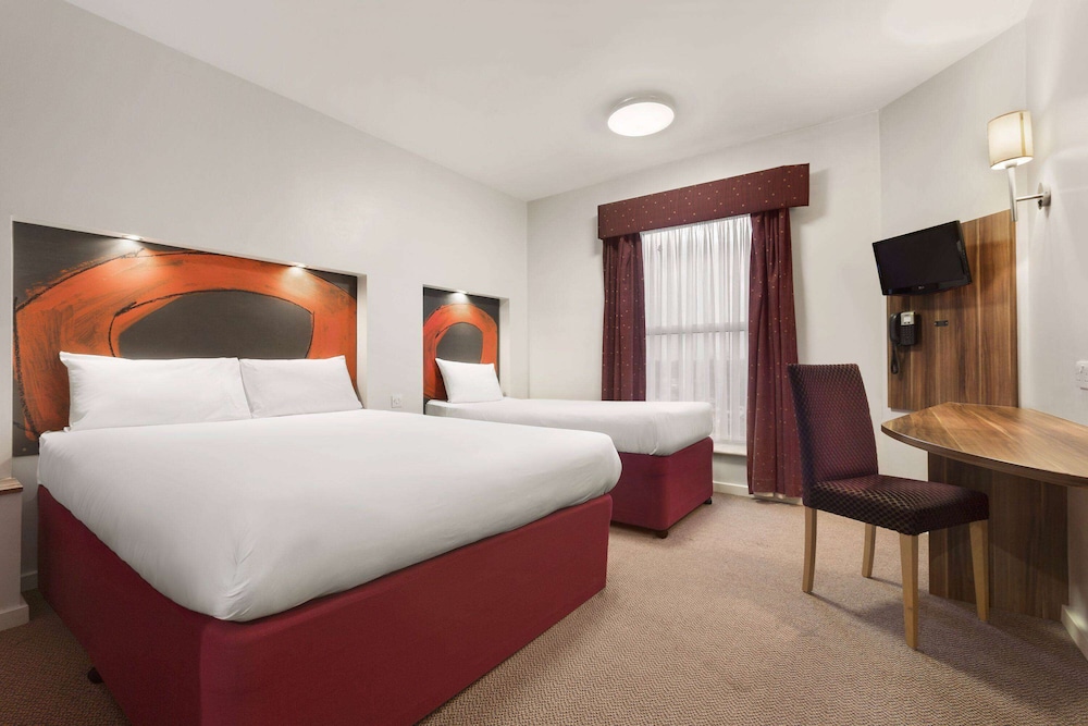 ROOM, MULTIPLE BEDS