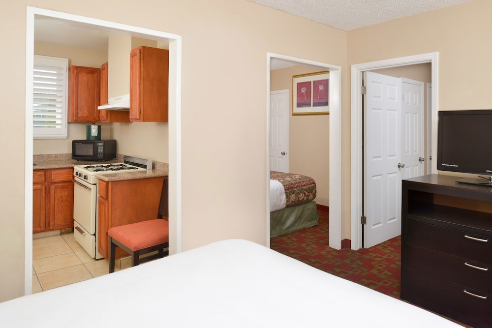 Pacific Shores Inn 18/56
