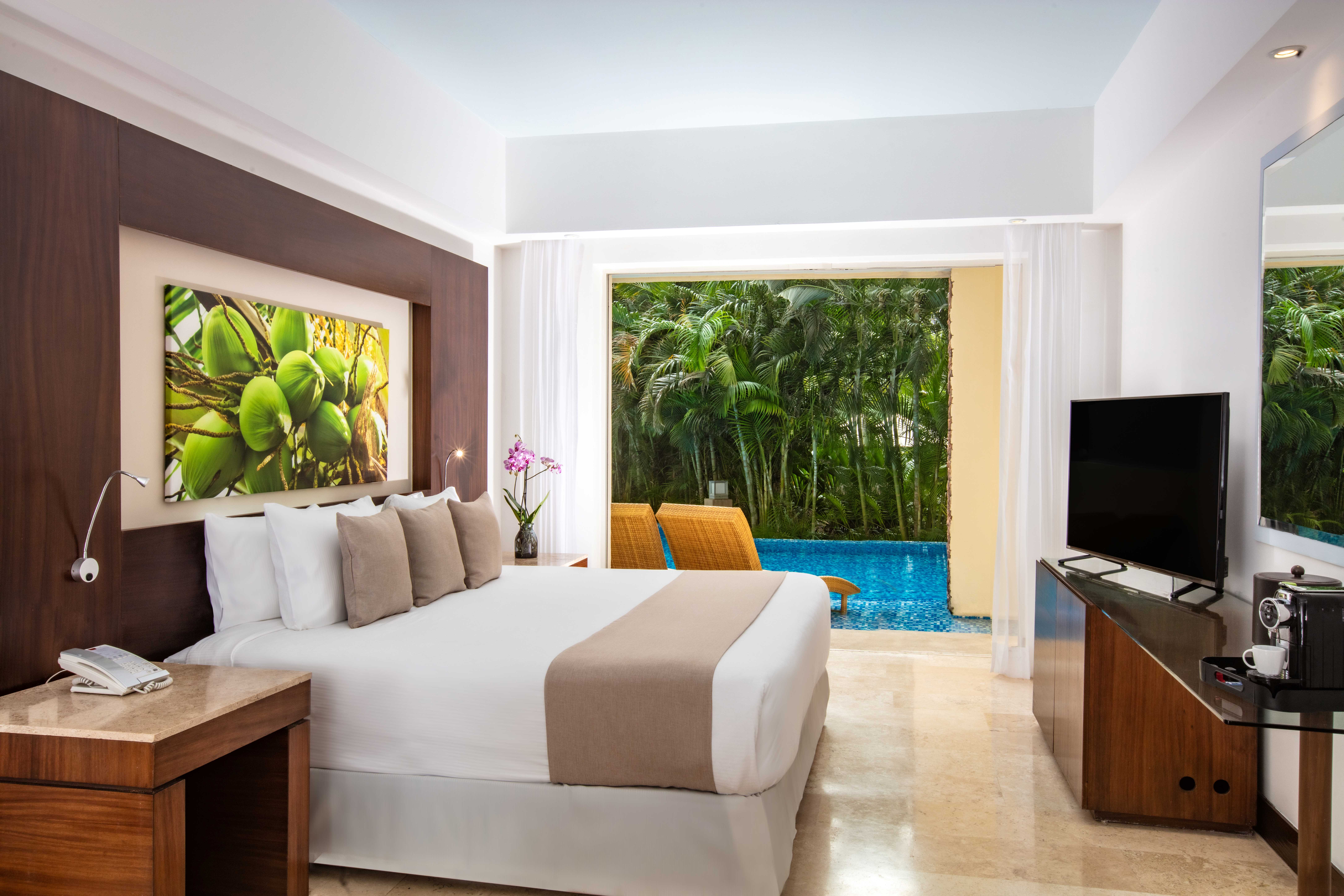 Altitude, Swim Out, Junior Suite, King Bed