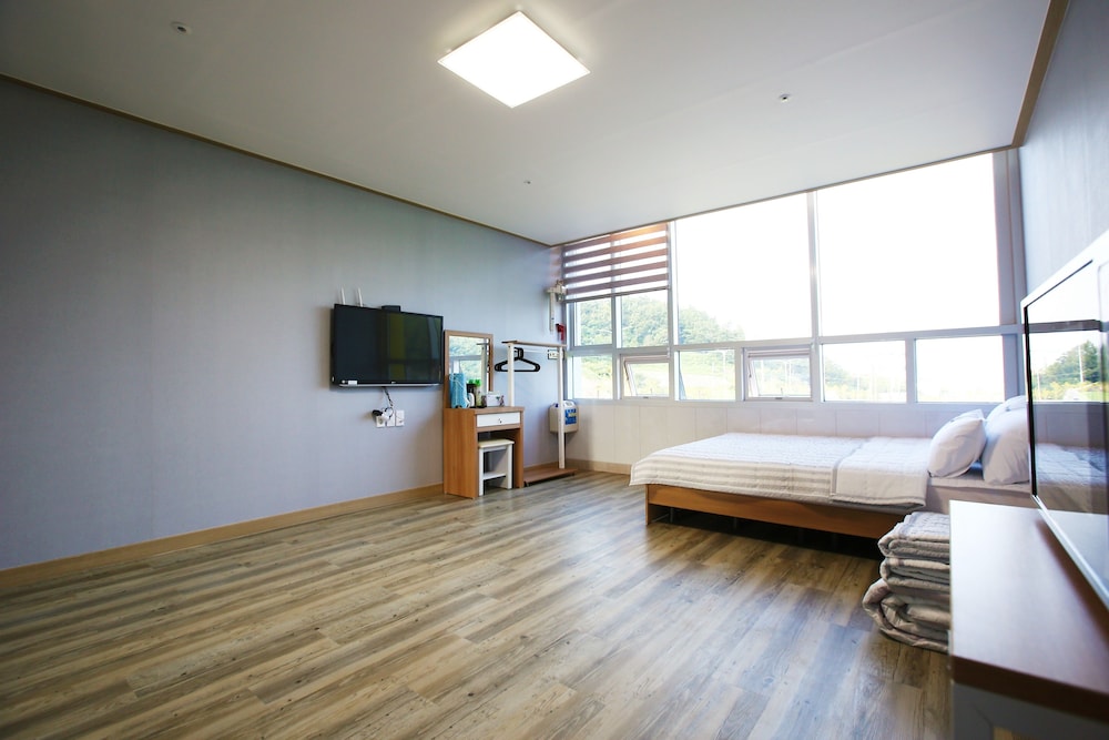 Flora Hostel Pension 12/25