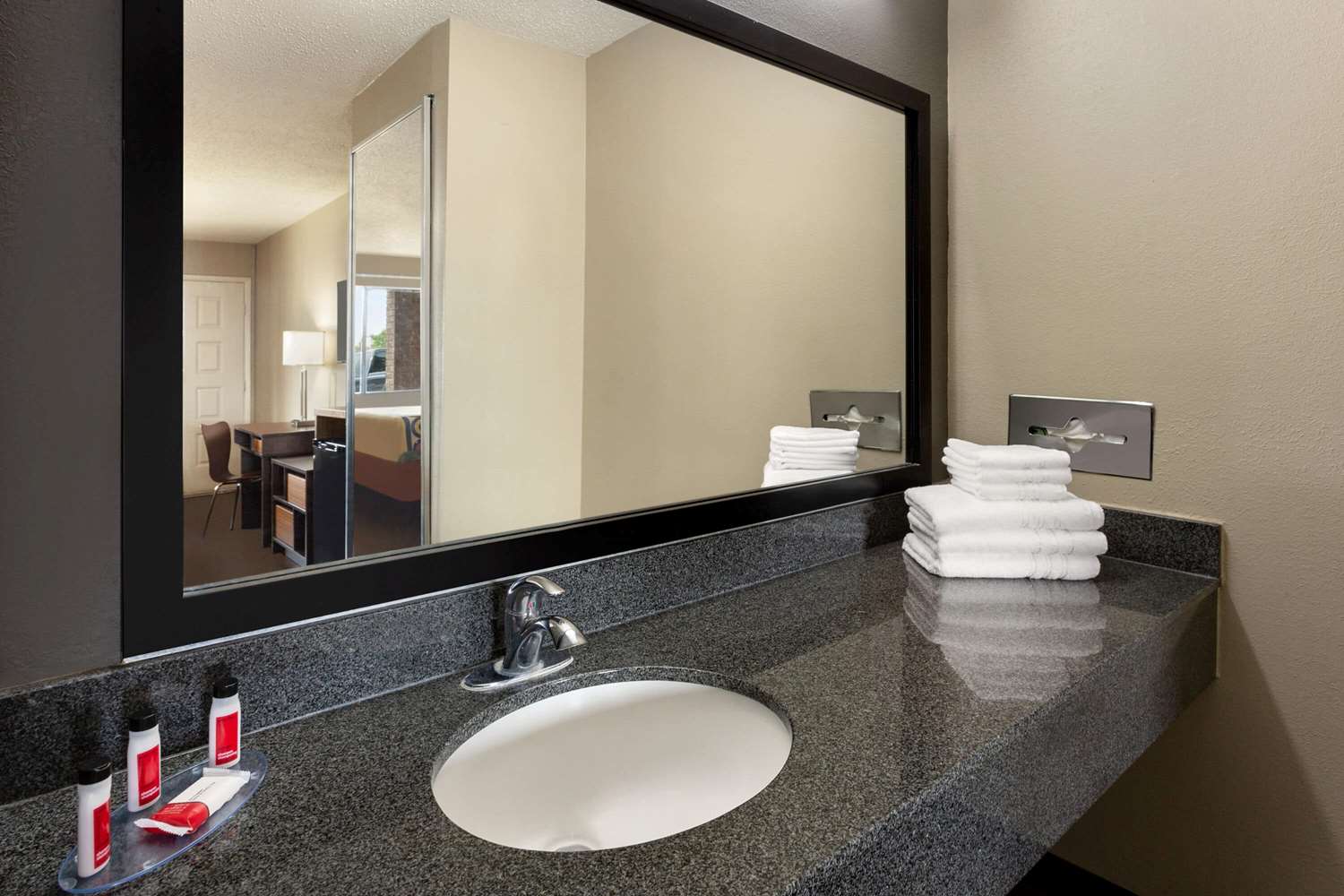 Super 8 by Wyndham Universal City 55/55