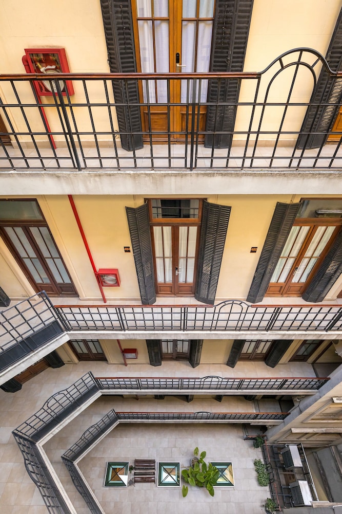 MILHOUSE HOSTEL AVENUE 45/65