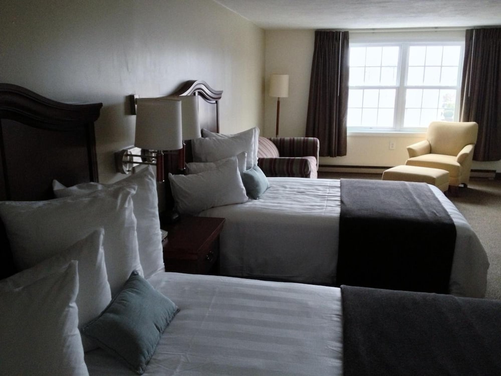 Holiday Hill Inn & Suites 44/61