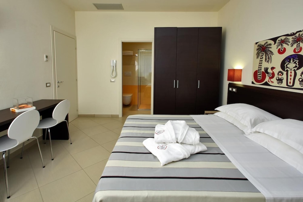2 BEDROOMS, FAMILY SUITE