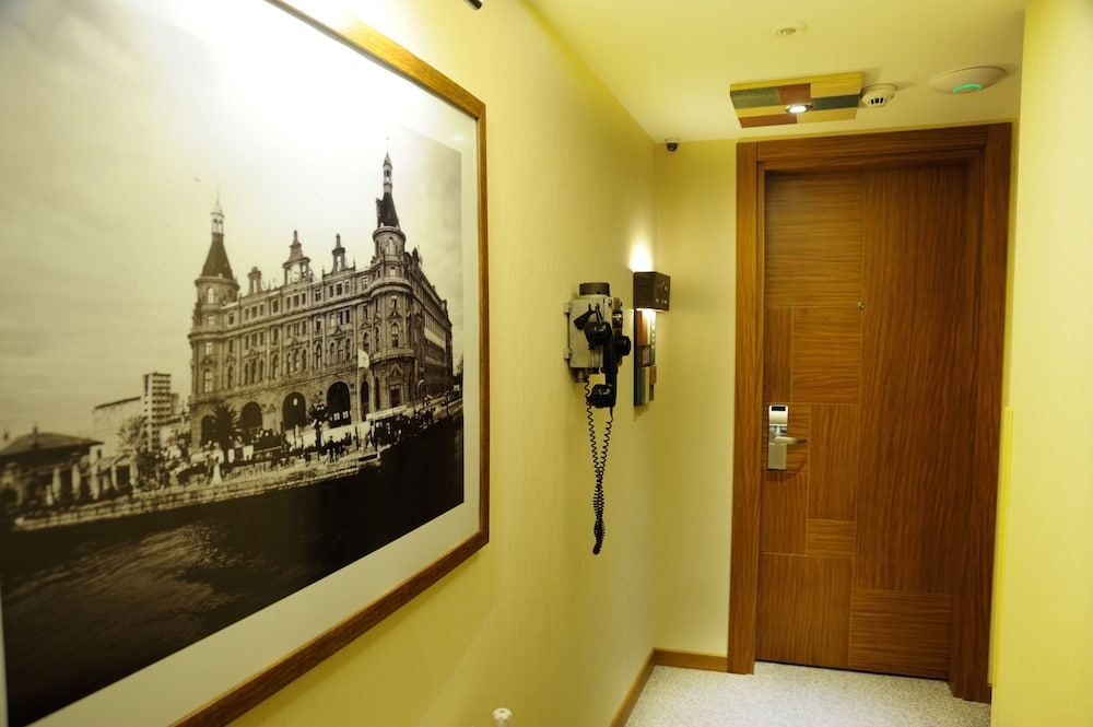 COLLAGE TAKSIM HOTEL 5/15