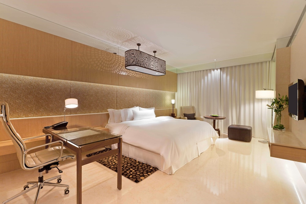 غرفة بسرير كينج بإطلالة على المسبح، The Westin Gurgaon New Delhi 5/10