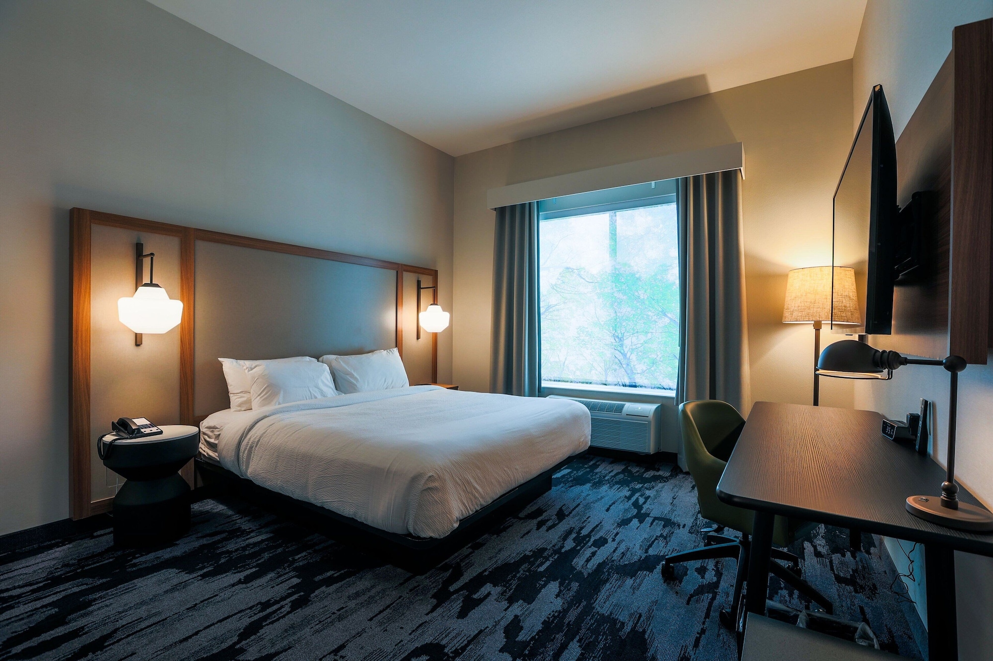 Room, King Bed, Partial Lake View