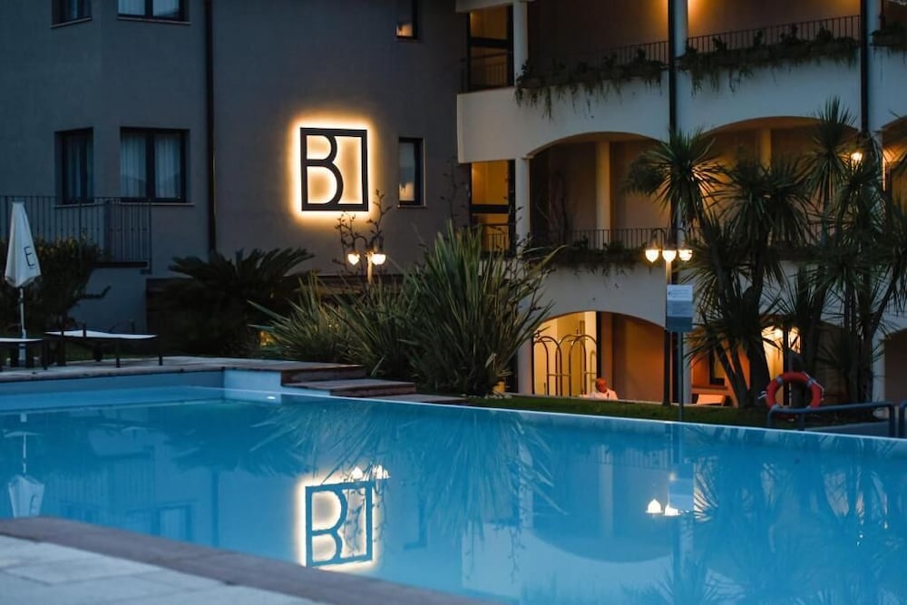 Bella Hotel & Restaurant 2/55