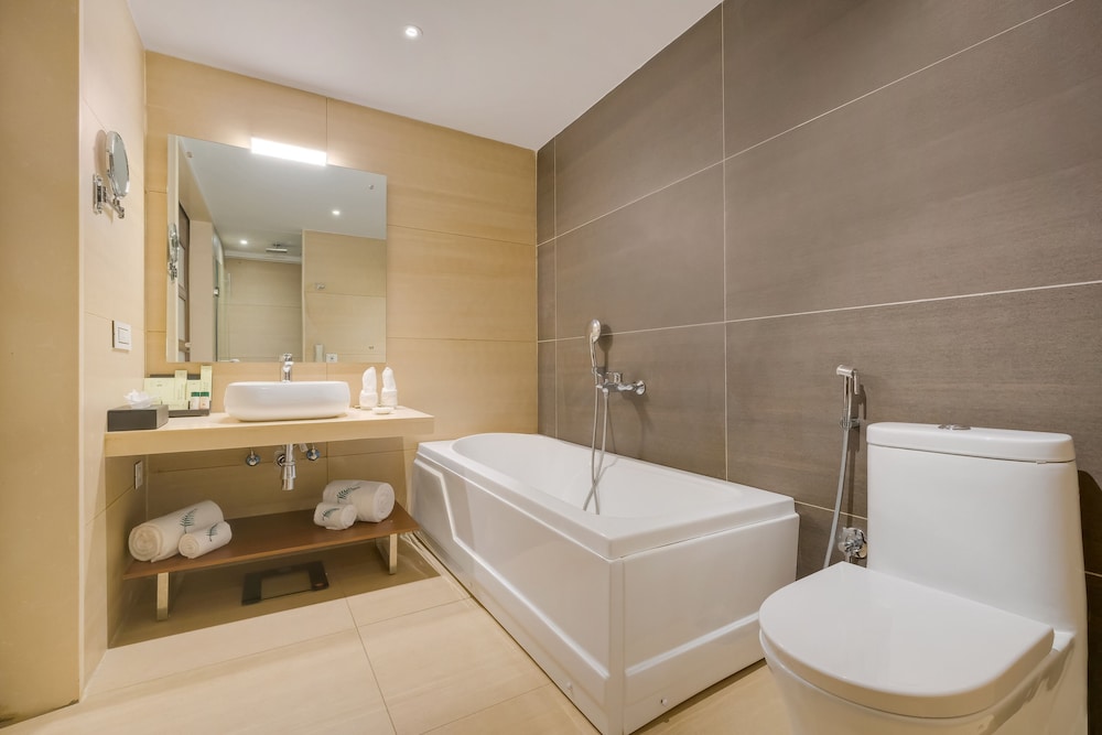 SUITE, KING BED