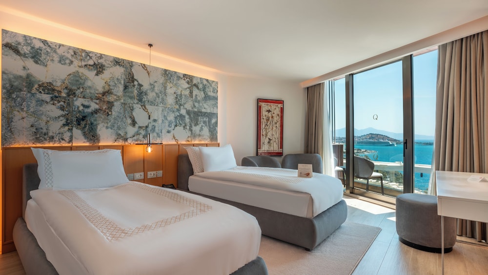 Qlusive Hotel 10/50