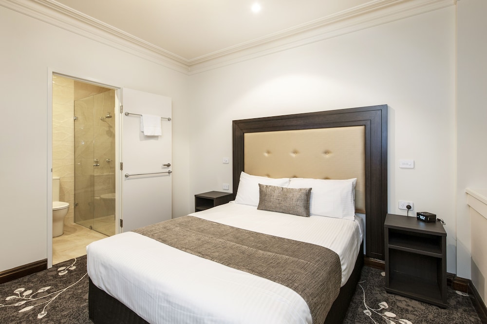 BURKE & WILLS HOTEL 26/63