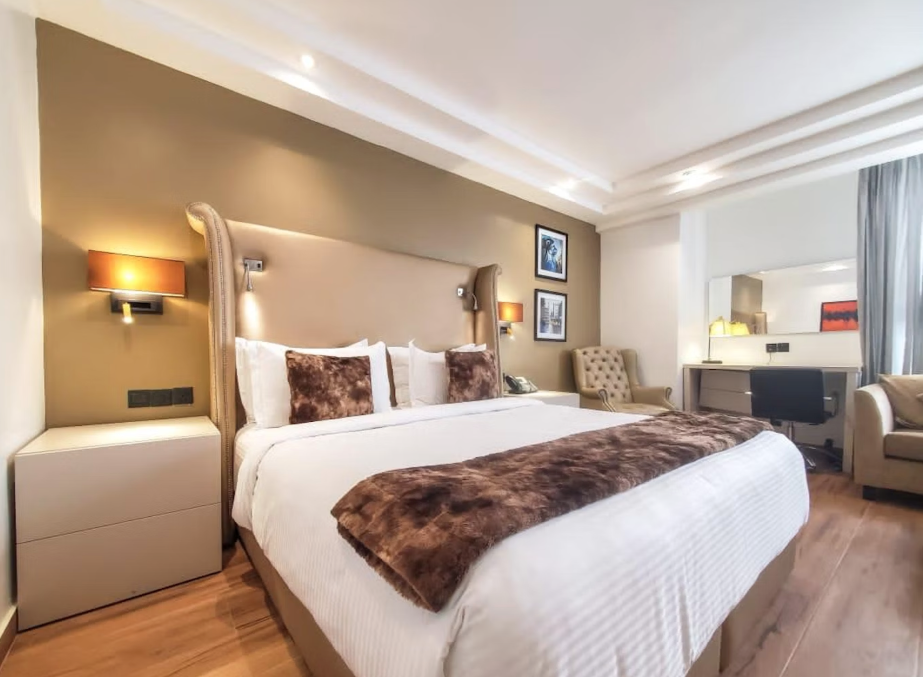 DELUXE, KING BED