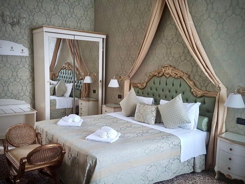 Friendly Venice Suites 8/48