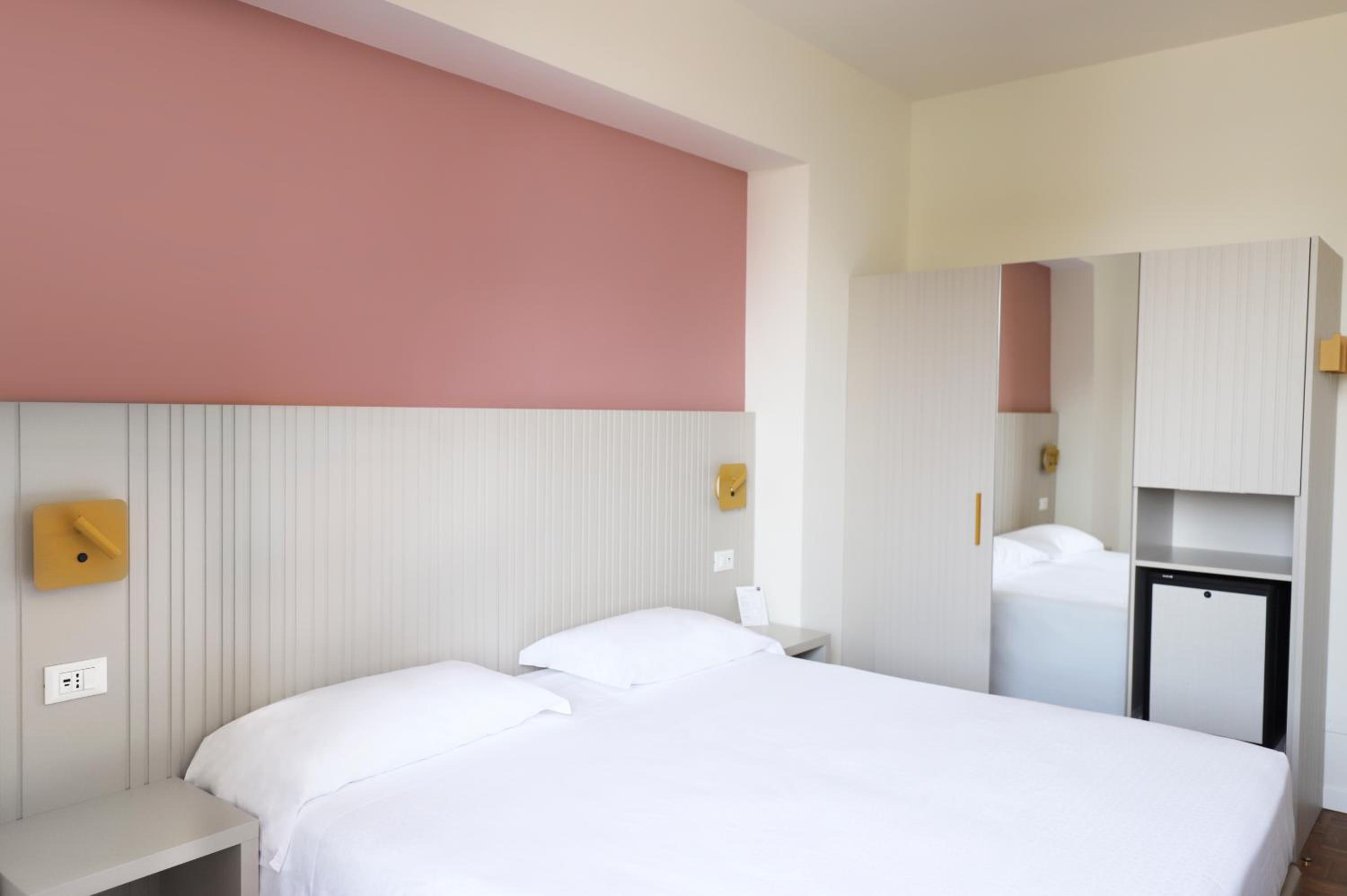 Room, Semi Double Bed