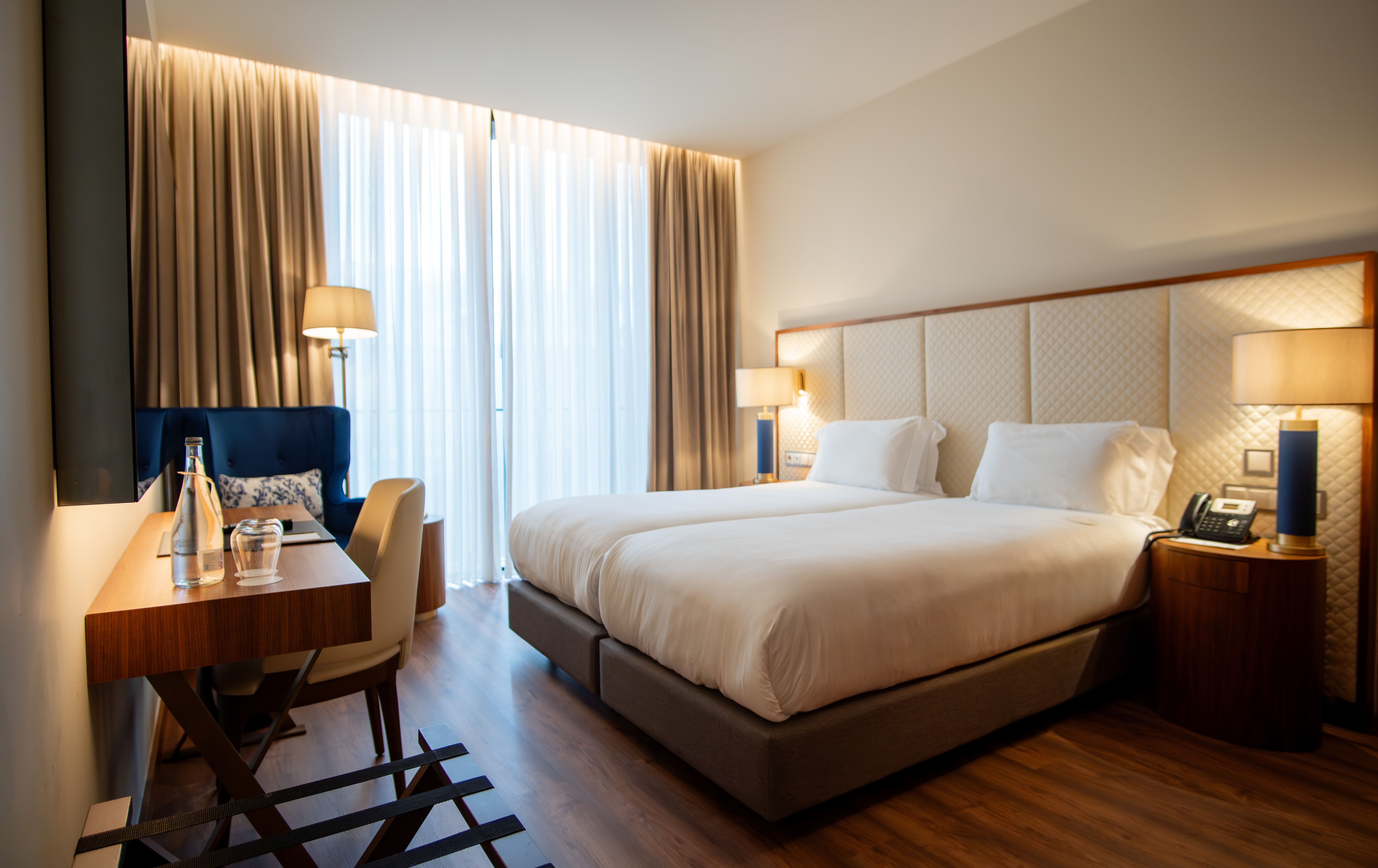 Deluxe, Twin Beds, French Balcony، Boeira Garden Hotel Porto Gaia, Curio Collection by Hilton 3/6