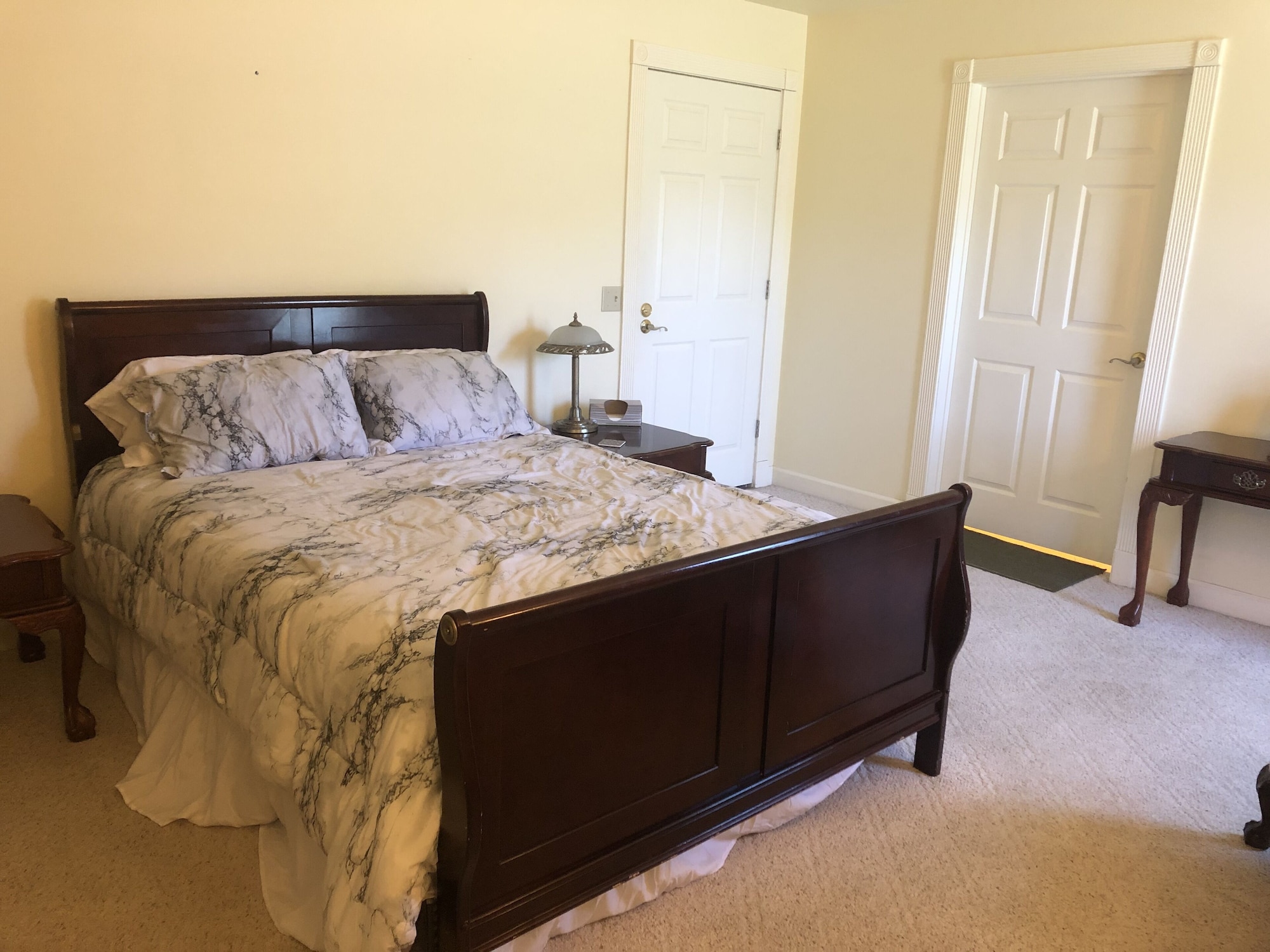 Roman, Queen Bed