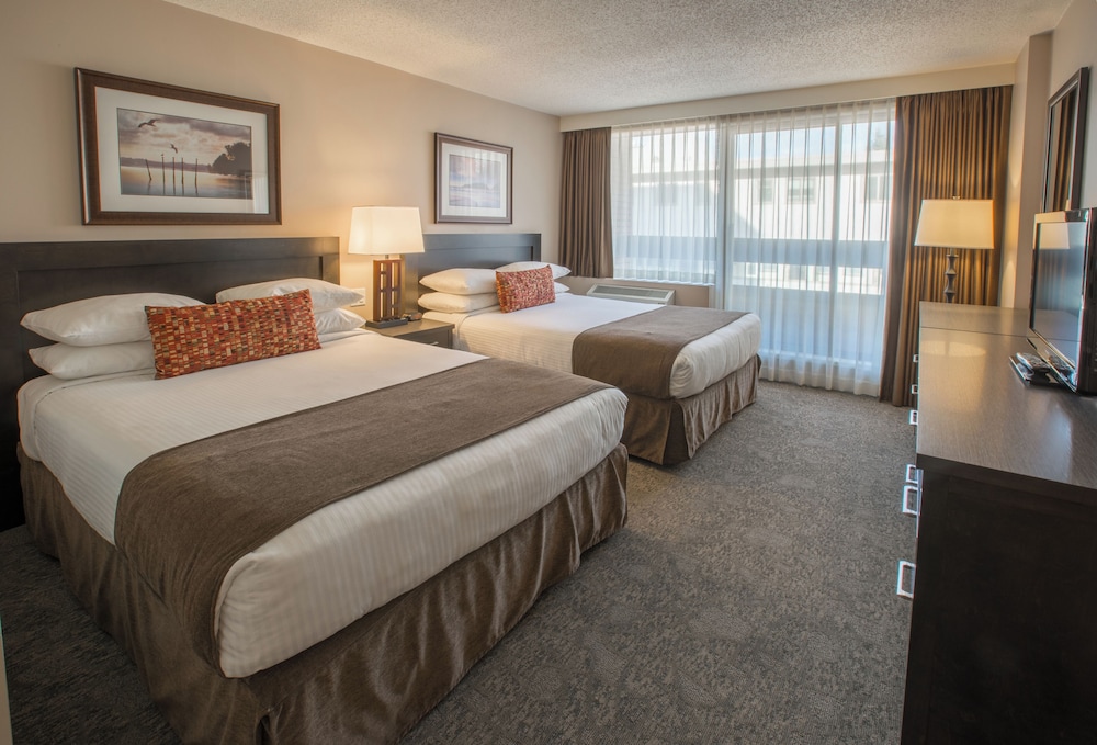 TRADITIONAL, 2 QUEEN BEDS, KITCHENETTE