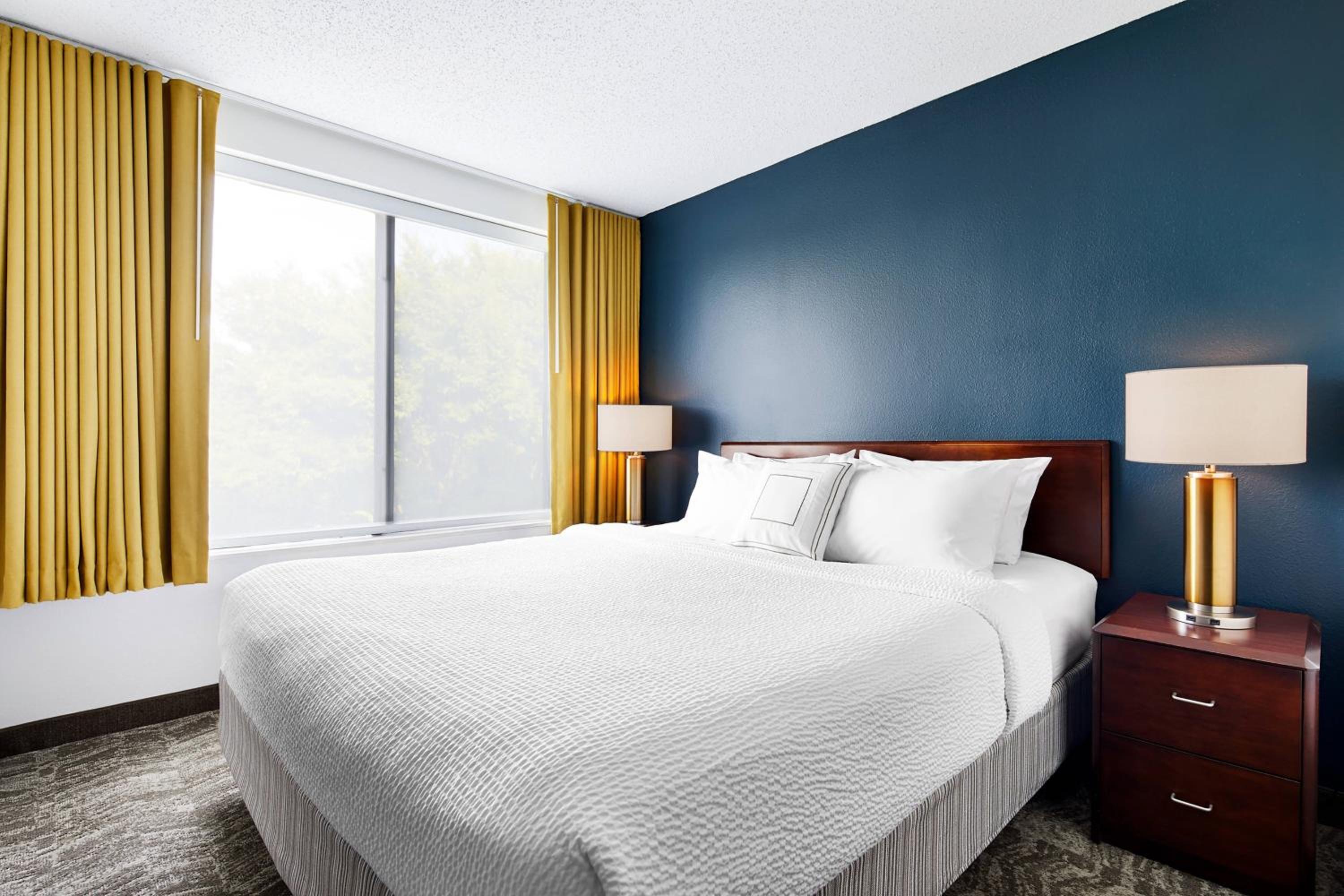 Suite, King Bed, Trundle Bed, Sofa, Accessible