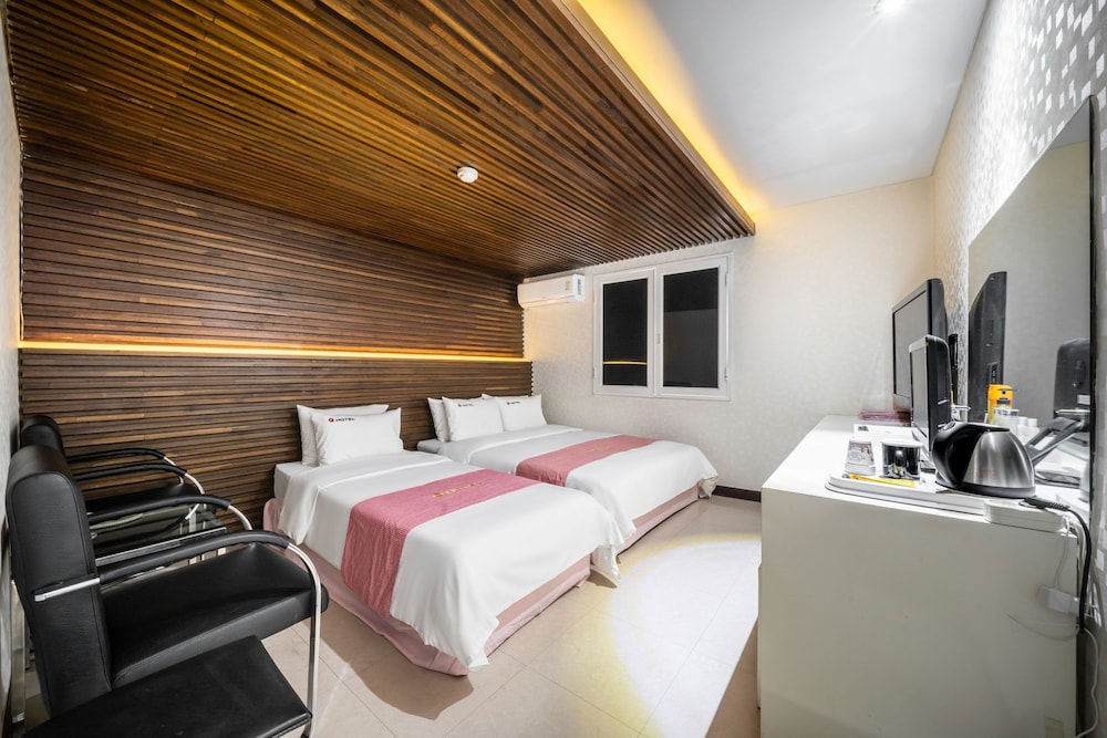 Q Hotel 15/36