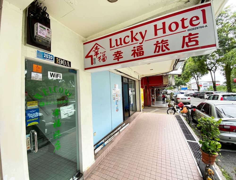 Lucky Hotel 2/22