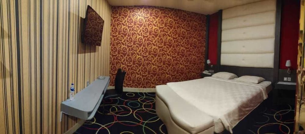 Swiss-Belcourt Makassar 36/36