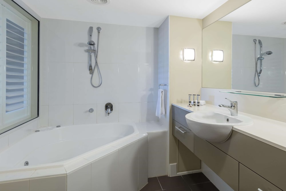 شقة بسرير كينج وسريرين منفصلين وسرير كوين بإطلالة على المسبح بـ3 غرف نوم، Oaks Hervey Bay Resort and Spa 4/4