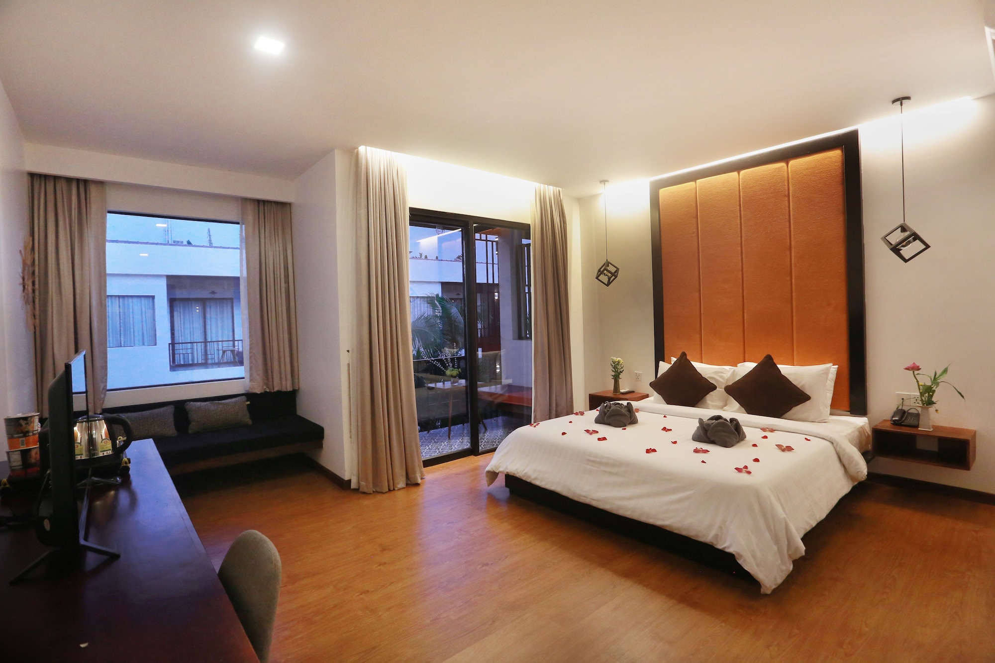 Studio, King Bed, Pool View, Balcony