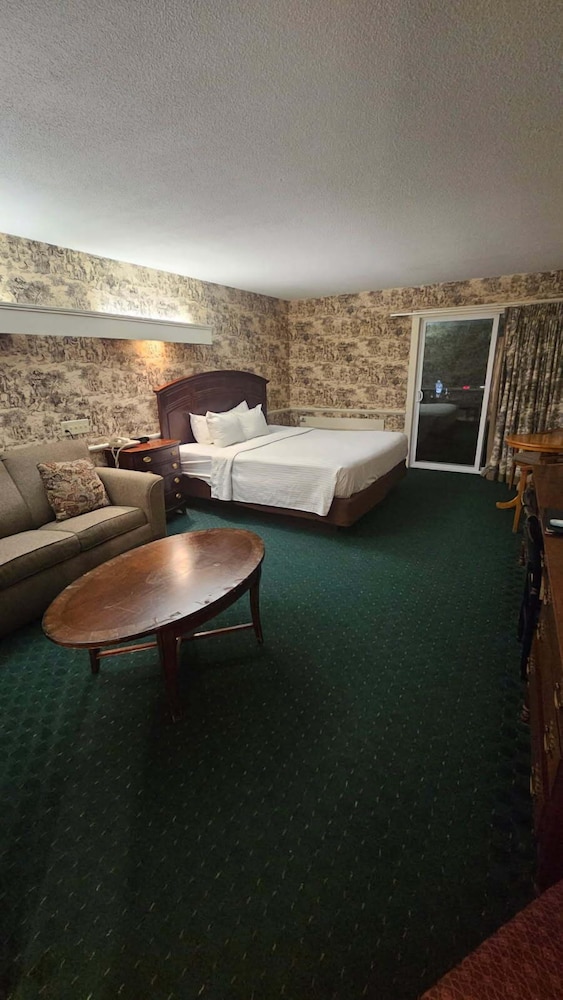 Publick House Historic Inn And Country Motor Lodge 24/49