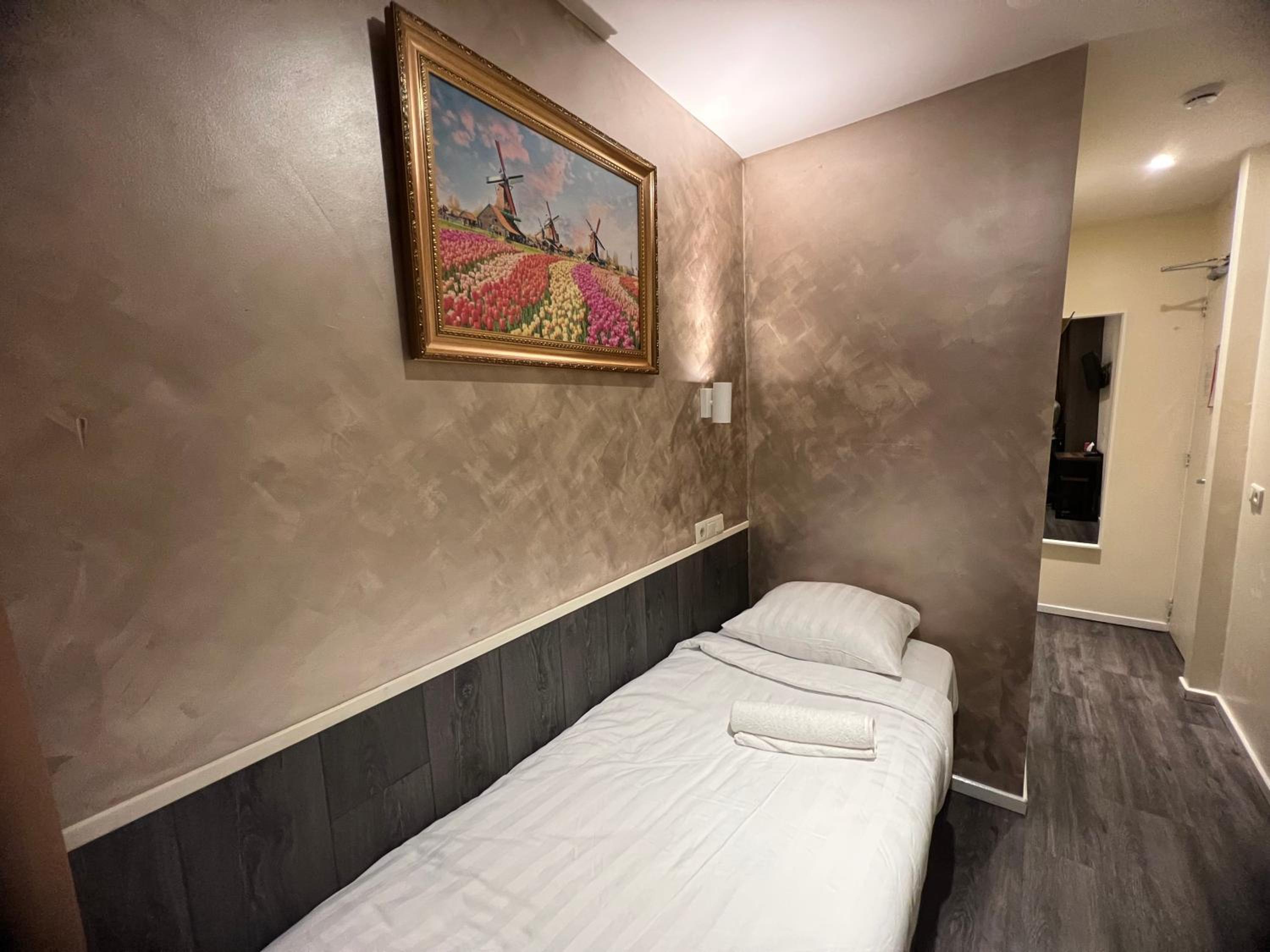 Dam Hotel 28/55