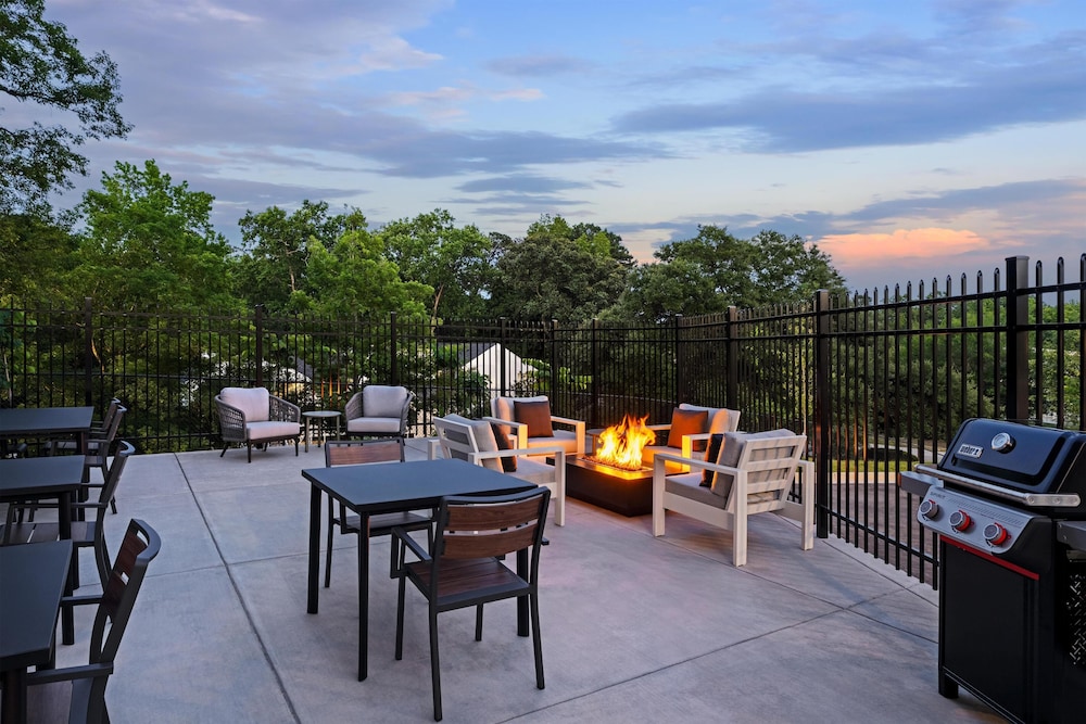 LivSmart Studios by Hilton Columbia Greystone 26/41
