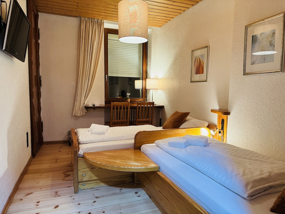 CLASSIC, TWIN BEDS, PRIVATE BATHROOM