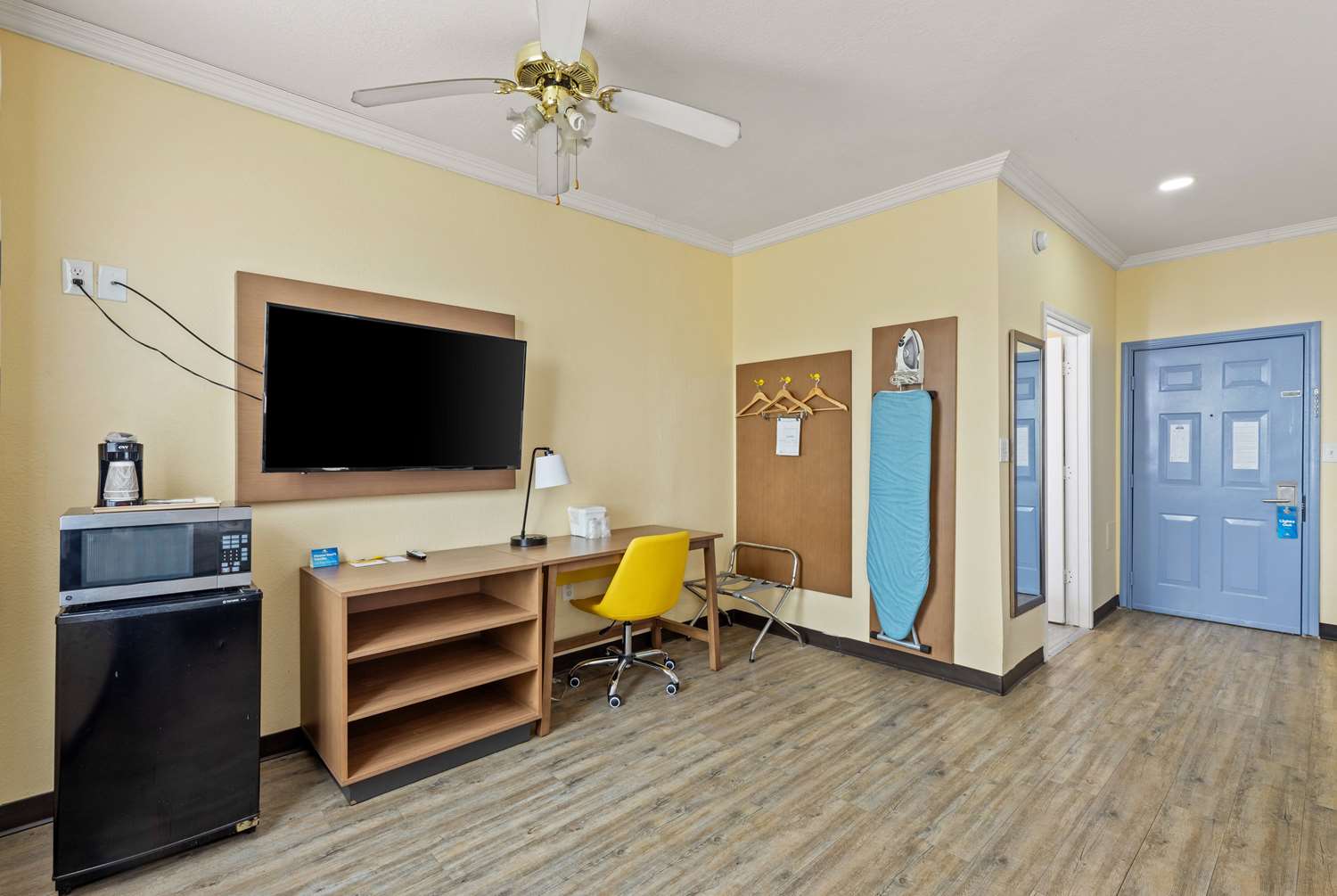 Days Inn and Suites by Wyndham Euless DFW Airport South 45/57