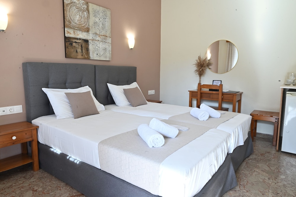 ROOM, TWIN BEDS