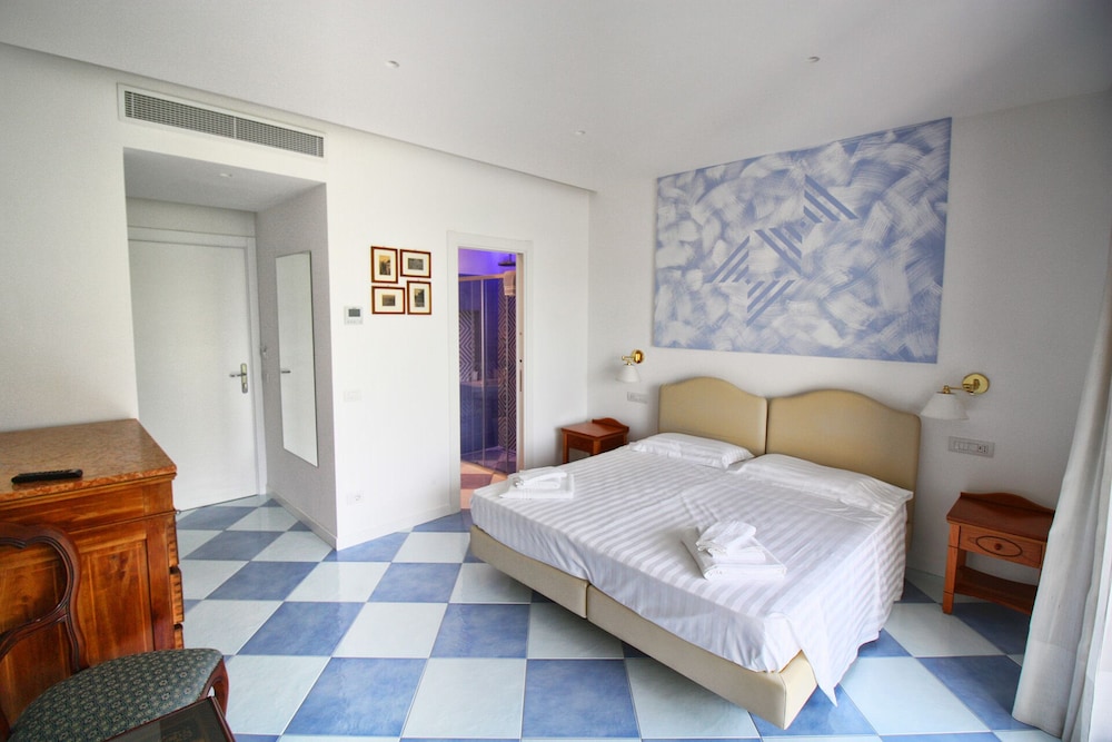 ROOM, DOUBLE BED