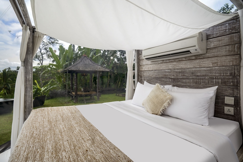 GRAND, TENT, EXECUTIVE LEVEL, PRIVATE POOL