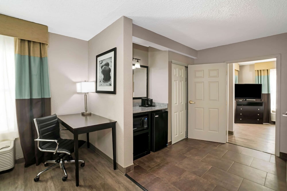 La Quinta Inn & Suites by Wyndham Lebanon 32/37